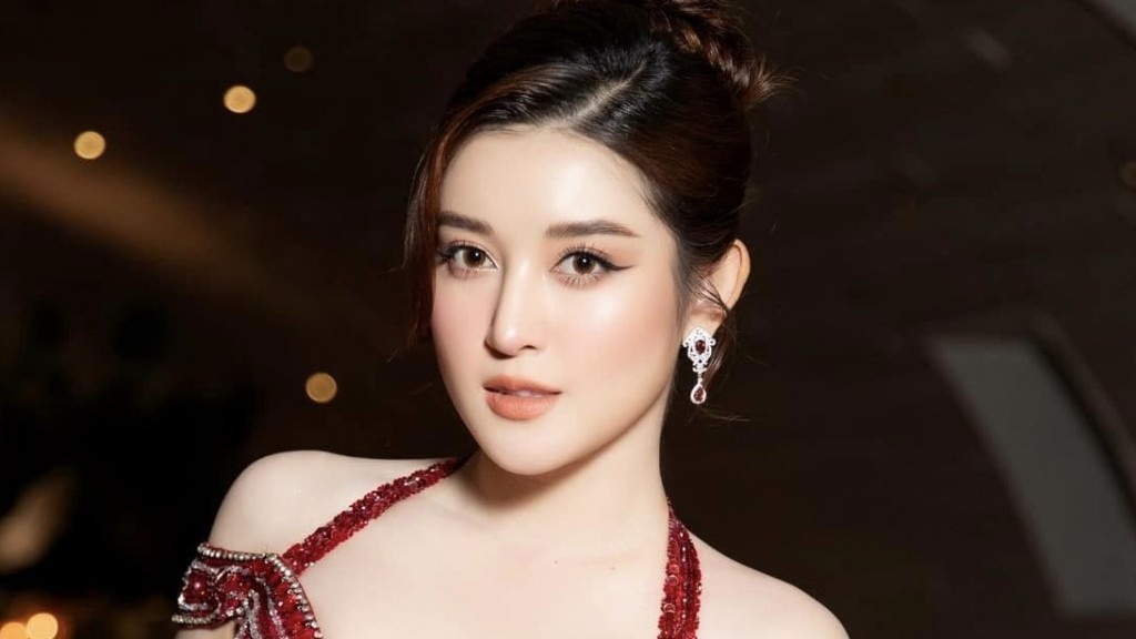 Á hậu Huyền My chuộng đầm gợi cảm khoe eo thon, chân dài