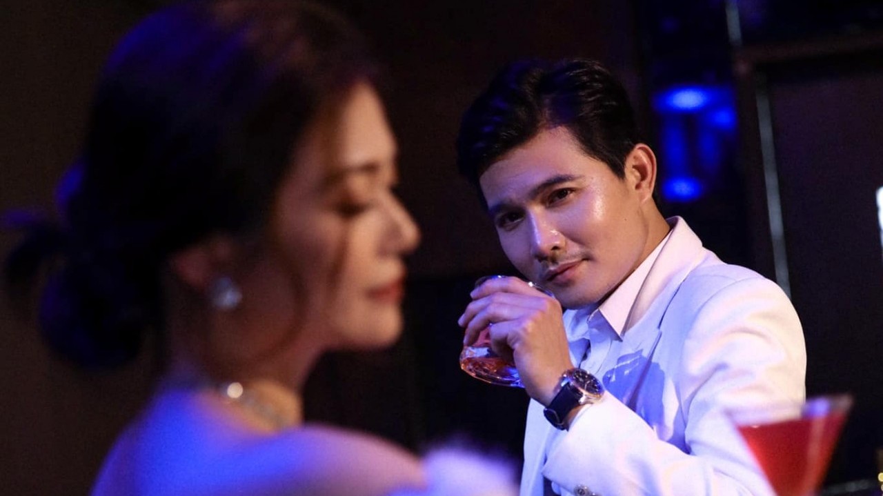 Diễn viên Kiều Anh chụp ảnh tình tứ bên Quang Sự phim Gia đình mình vui bất thình lình