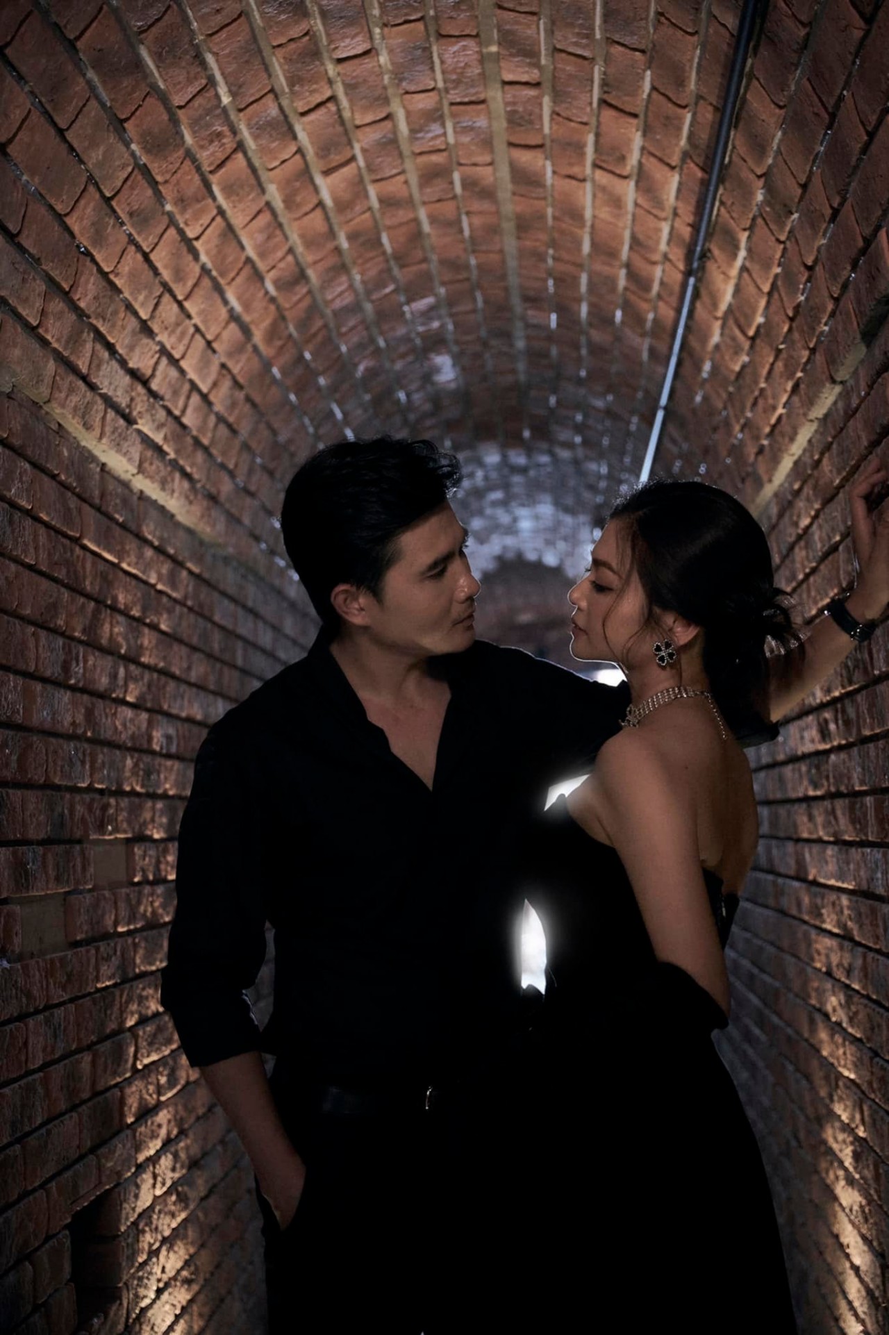 Diễn viên Kiều Anh 'tình tứ' bên bạn diễn Quang Sự phim Gia đình mình vui bất thình lình