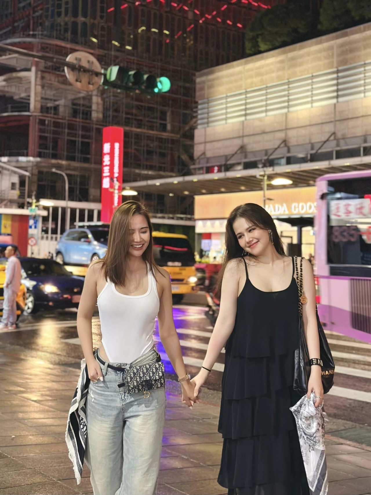 Sao Việt: Diễn viên Ninh Dương Lan Ngọc đẹp dịu dàng, Phan Minh Huyền mặc gợi cảm bên bạn thân