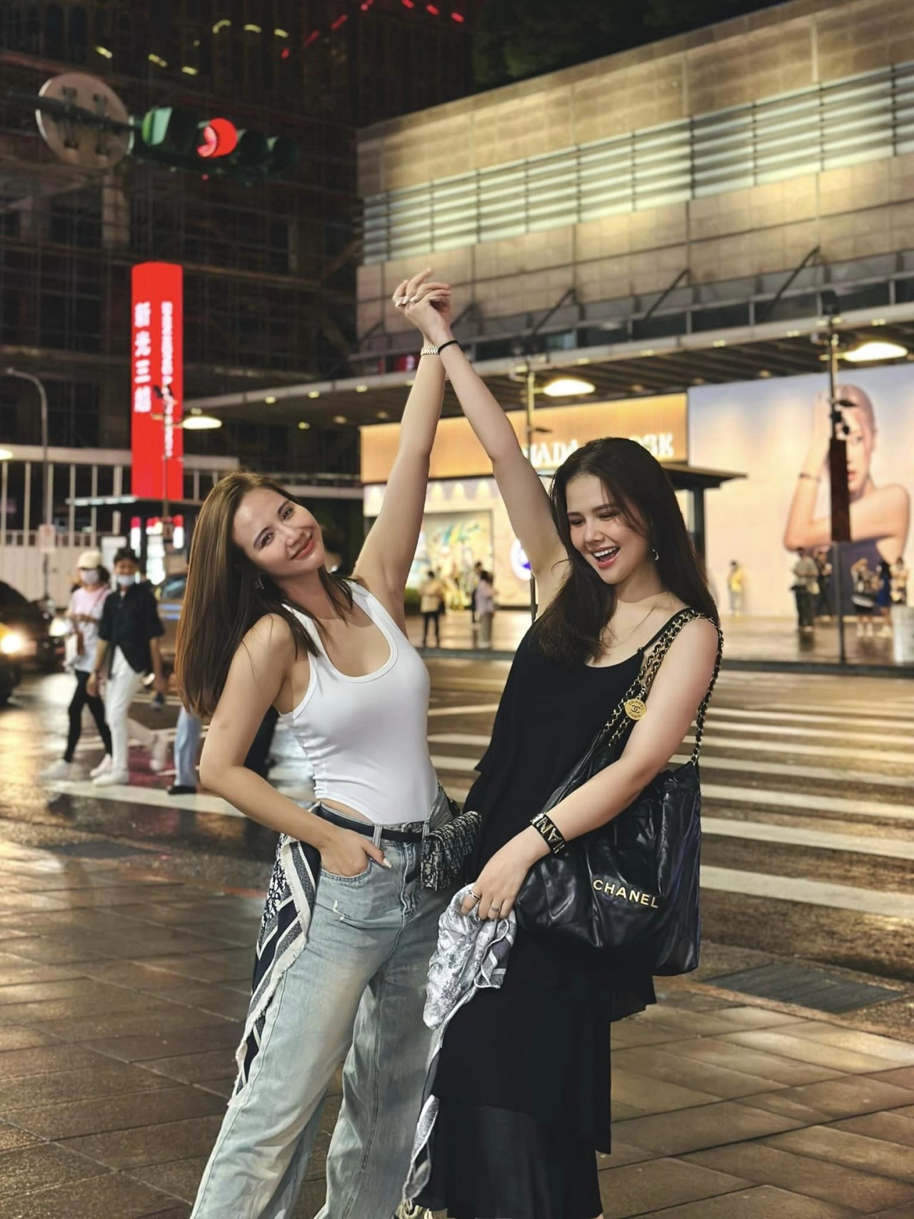 Sao Việt: Diễn viên Ninh Dương Lan Ngọc đẹp dịu dàng, Phan Minh Huyền mặc gợi cảm bên bạn thân