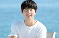 Tài tử Song Joong Ki gây tranh cãi vì quan niệm làm cha