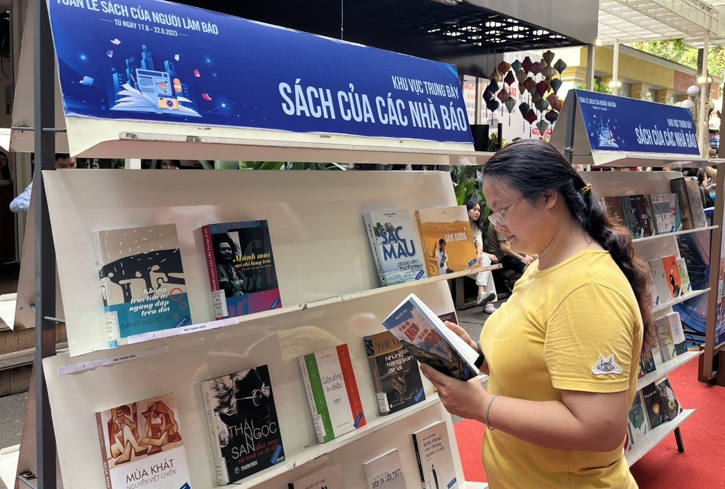 Tôn vinh sự cống hiến của những người làm báo viết sách Tôn vinh sự cống hiến của những người làm báo viết sách