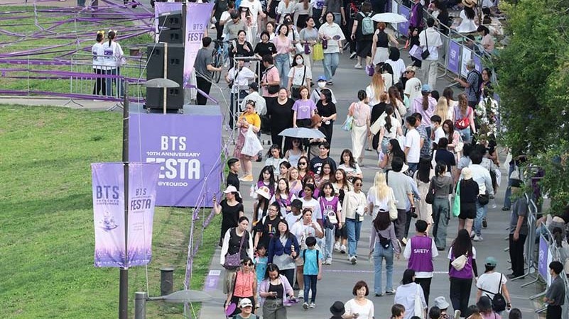 Lễ kỷ niệm đình đám 10 năm ngày ra mắt nhóm nhạc BTS: Nắng nóng khiến hơn 140 người cần hỗ trợ y tế