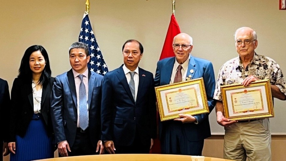 Trao tặng Kỷ niệm chương ‘Vì hòa bình, hữu nghị giữa các dân tộc’ cho một số bạn bè của Việt Nam tại Hoa Kỳ