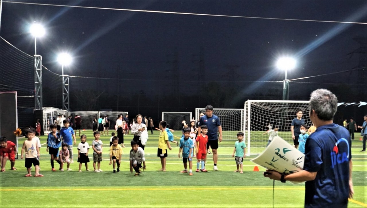 Các bạn nhỏ tham gia vào các hoạt động của lớp điền kinh. Các bạn nhỏ tham gia vào các hoạt động của lớp điền kinh.