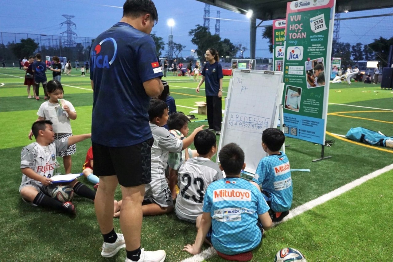 Các bạn nhỏ tham gia lớp luyện tập toán. Các bạn nhỏ tham gia lớp luyện tập toán.