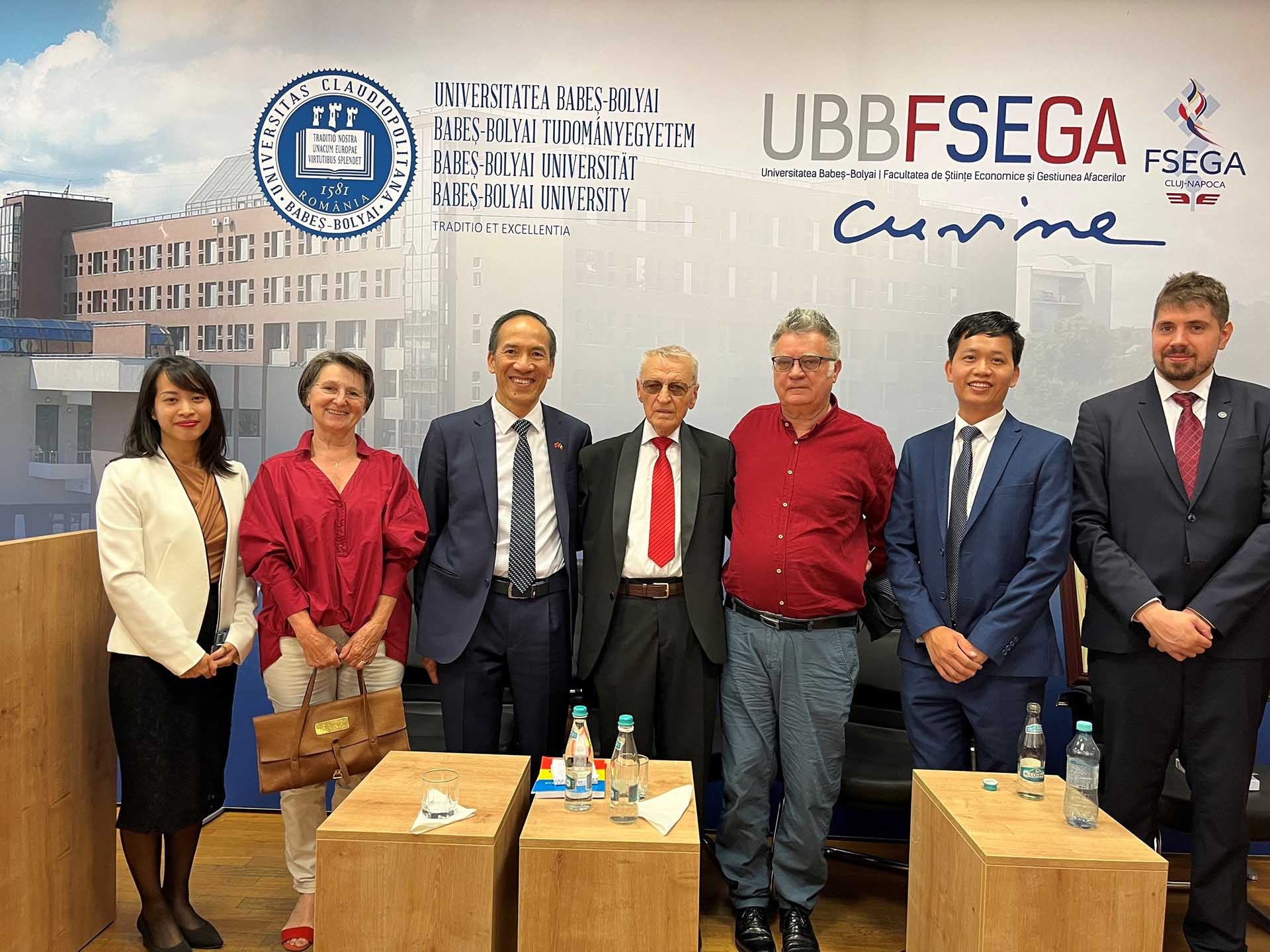 Cán bộ Đại sứ quán chụp ảnh cùng tác giả và một số đại biểu tham dự.