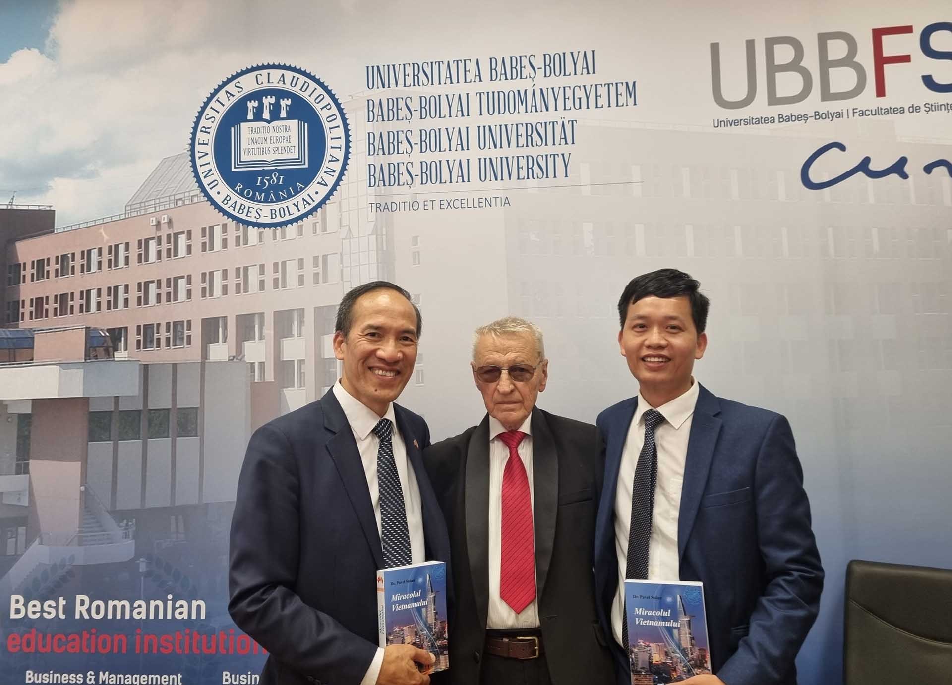 Đại sứ Đỗ Đức Thành và cán bộ Đại sứ quán chụp ảnh cùng tác giả.