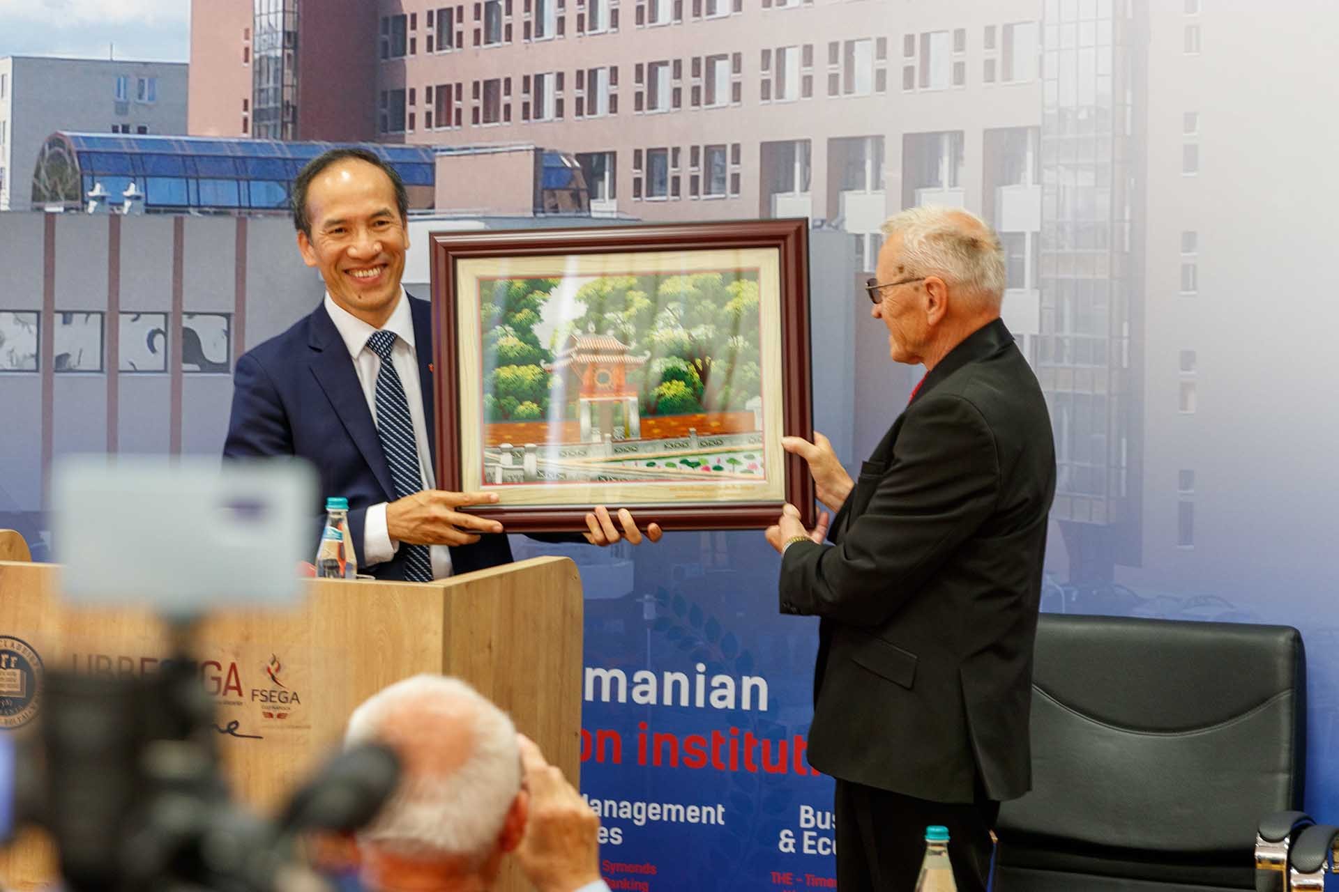 Đại sứ Đỗ Đức Thành tặng tranh cho tác giả và giới thiệu về lịch sử Văn Miếu - Quốc tử Giám.