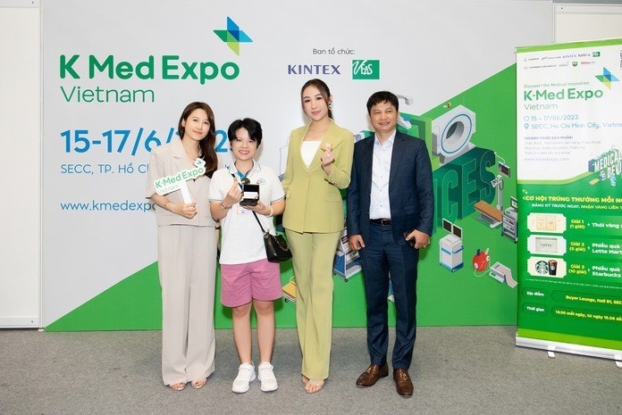 Khách hàng may mắn nhận được chỉ vàng trong ngày đầu tiên của triển lãm.