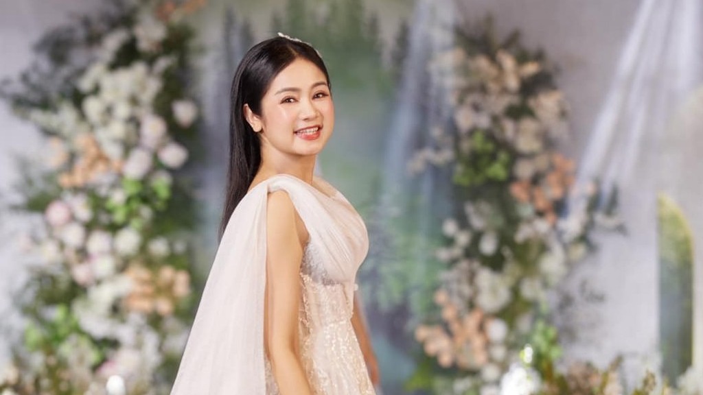 NSND Thu Hà trình diễn váy cưới trên sân khấu thời trang