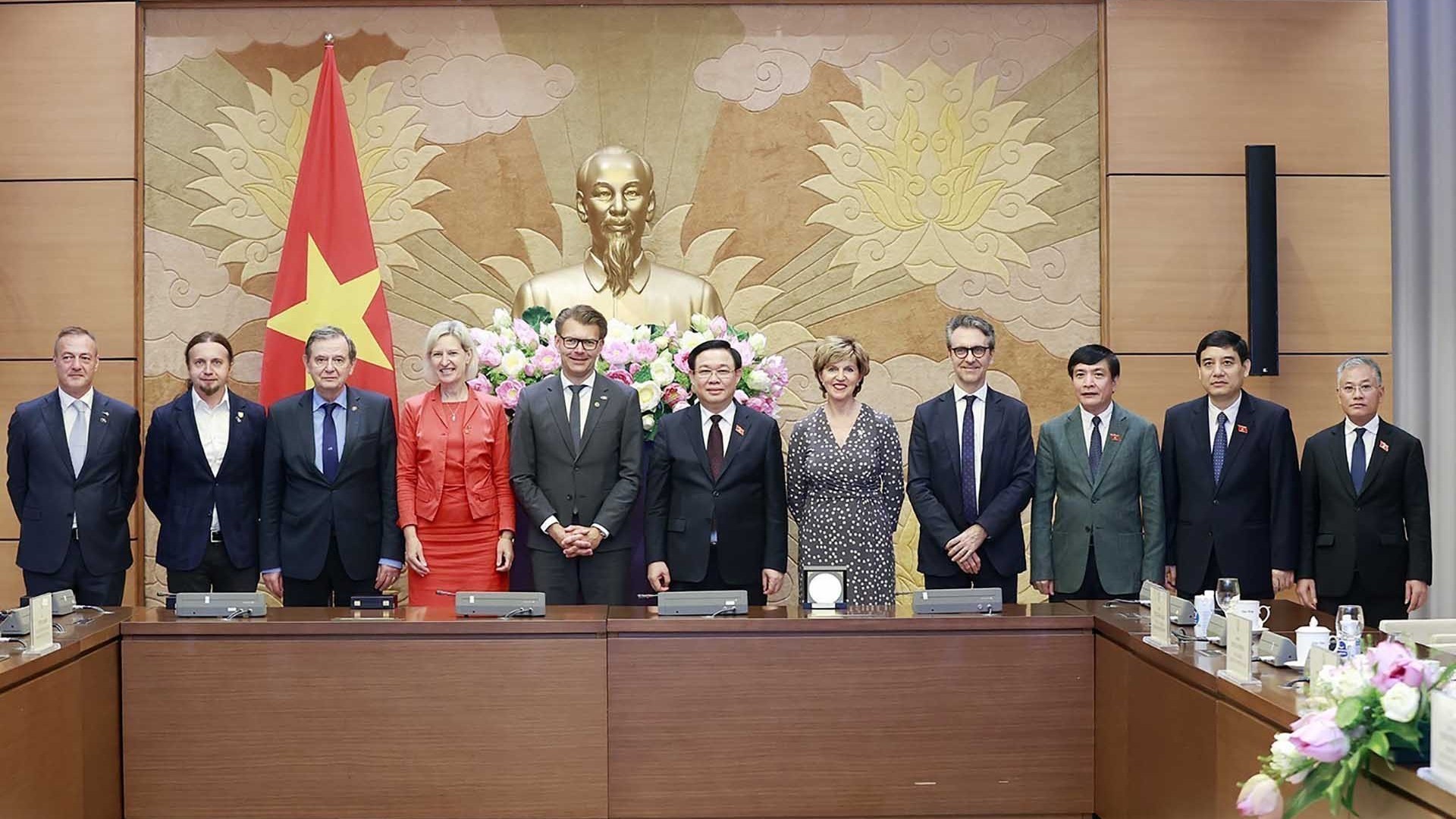 Chủ tịch Quốc hội Vương Đình Huệ tiếp đoàn nghị sĩ của Nghị viện châu Âu