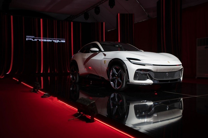 Ferrari Purosangue có động cơ đặt giữa phía trước cùng hệ dẫn động 4 bánh. Ferrari Purosangue có động cơ đặt giữa phía trước cùng hệ dẫn động 4 bánh.