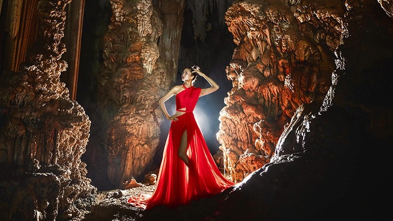 Bộ ảnh Hoa hậu H'Hen Niê xinh đẹp rực rỡ chụp trong hang động Quảng Bình