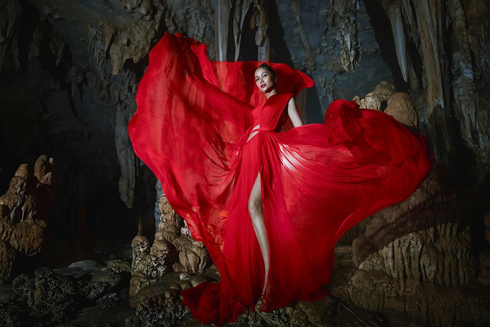 Top 5 Hoa hậu Hoàn vũ 2018 chọn váy đỏ của NTK Lê Thanh Hoà, với form dáng xẻ tà, chất liệu mỏng, nhẹ, tạo hiệu ứng bay bổng. 