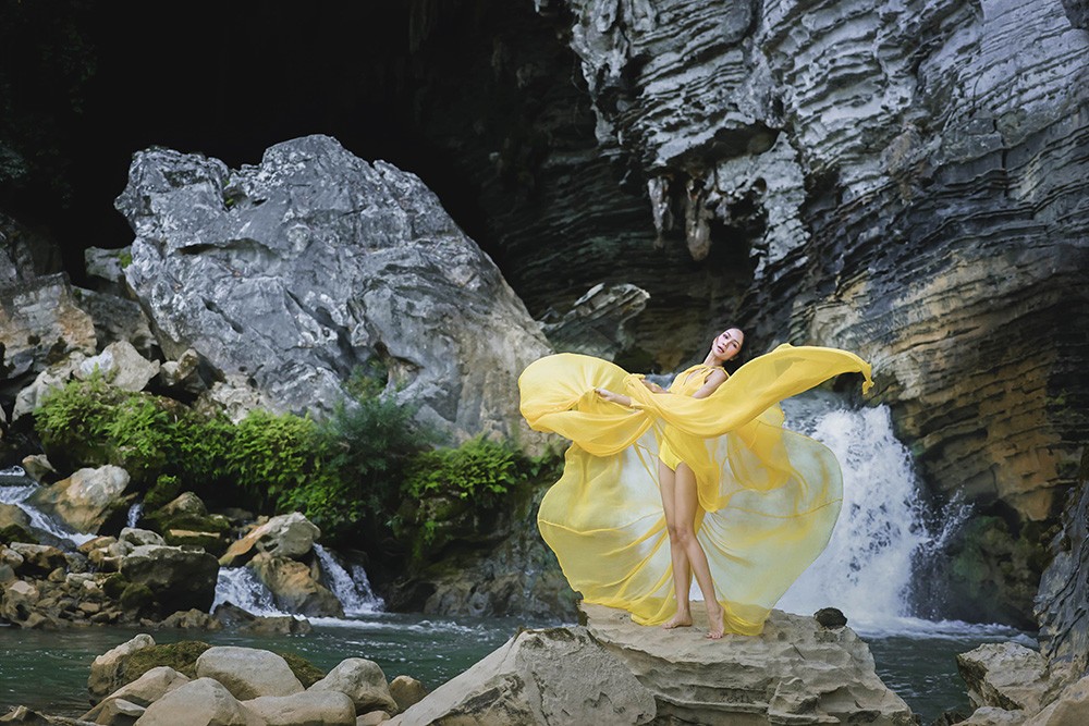 H’hen Niê diện trang phục thứ hai là bộ váy vàng rực rỡ, khoe đôi chân dài 1m13 cùng vóc dáng khoẻ khoắn. 