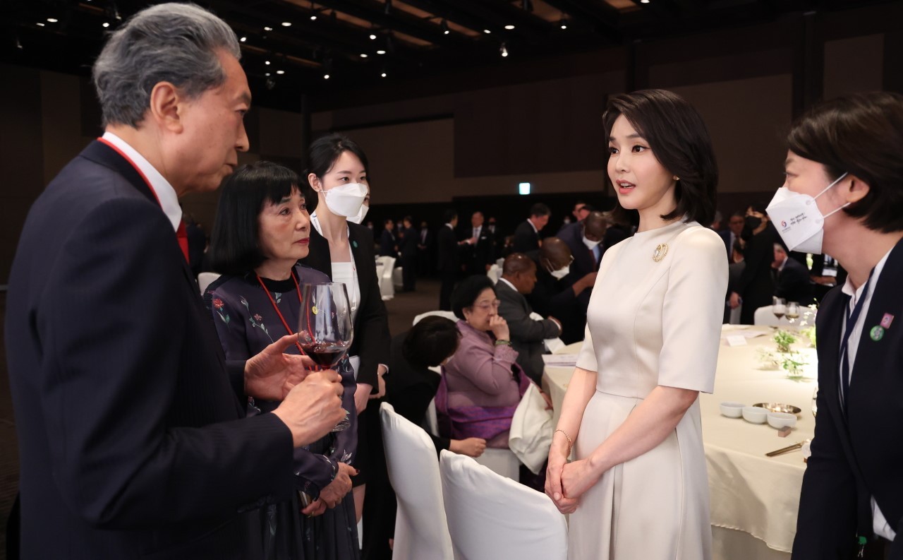 Nhan sắc vợ Tổng thống Hàn