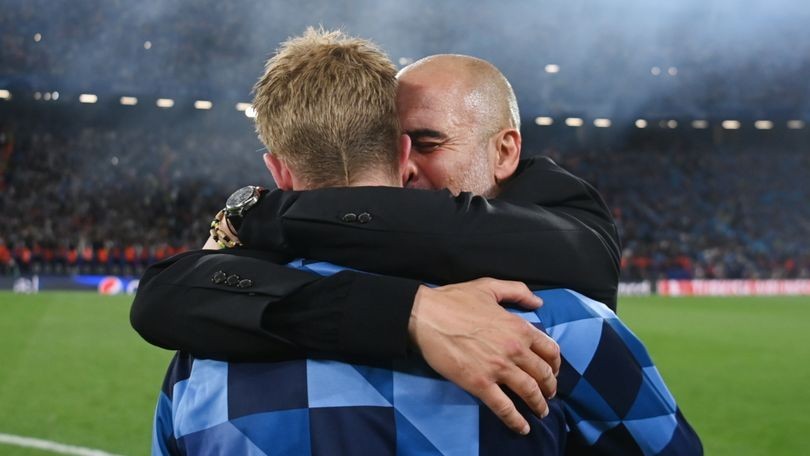 Man City: Người hâm mộ xúc động trước khoảnh khắc HLV Pep Guardiola và Kevin de Bruyne