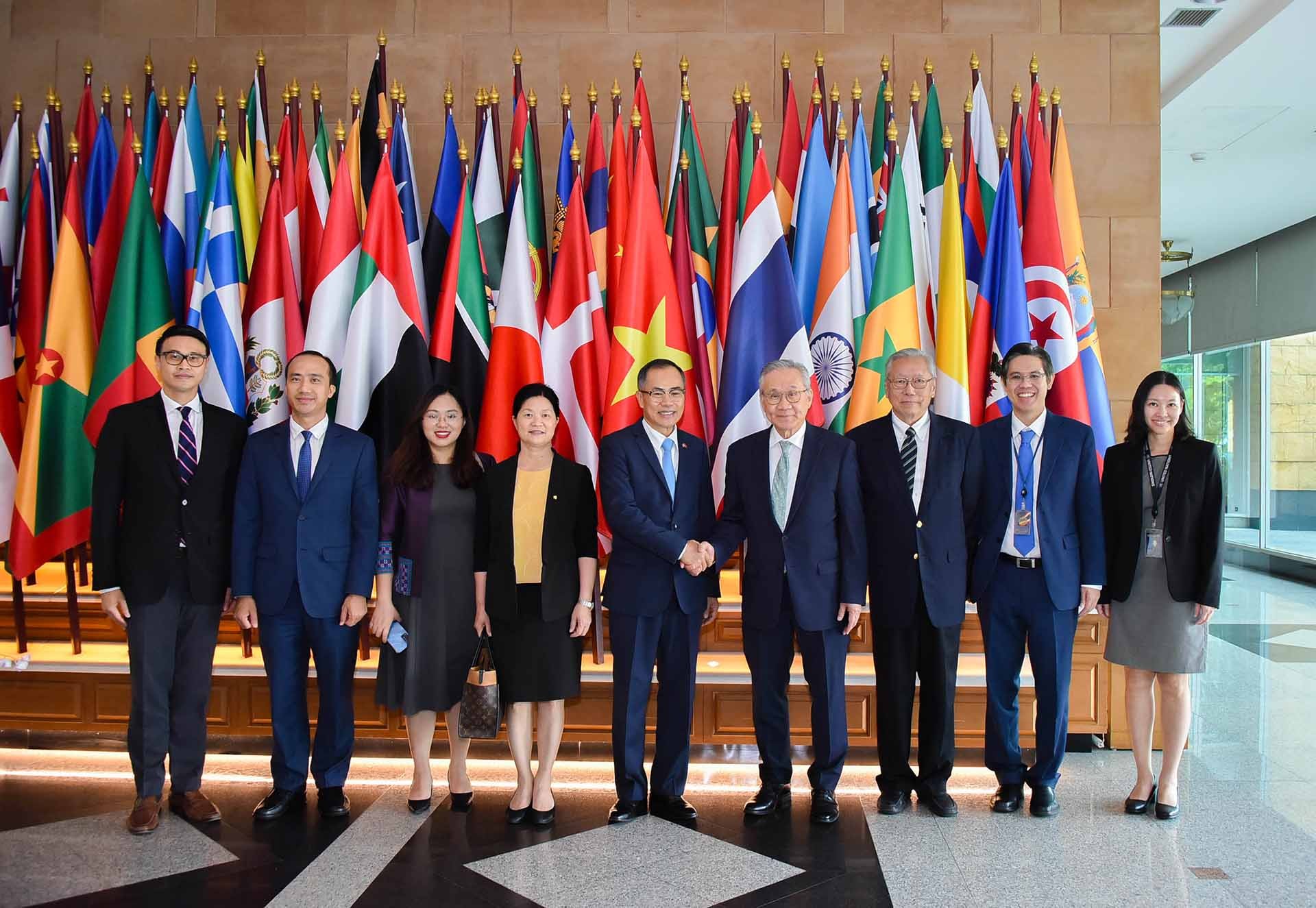 Đại sứ Phan Chí Thành và cán bộ Đại sứ quán chụp ảnh lưu niệm cùng Phó Thủ tướng, Bộ trưởng Ngoại giao Thái Lan Don Pramudwinai. Đại sứ Phan Chí Thành và cán bộ Đại sứ quán chụp ảnh lưu niệm cùng Phó Thủ tướng, Bộ trưởng Ngoại giao Thái Lan Don Pramudwinai.