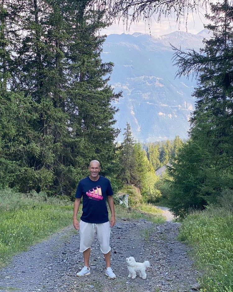 Cựu sao Juventus và Real dành nhiều thời gian cho các hoạt động ngoài trời như đi bộ, đạp xe. Trên trang cá nhân, Zidane thường xuyên chia sẻ về cuộc sống hàng ngày.