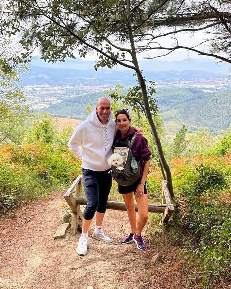 Cả hai vợ chồng HLV Zidane đi bộ, leo núi cùng nhau. Cựu tuyển thủ Pháp và bà xã Veronique lần đầu gặp gỡ tại một hộp đêm ở Paris năm 1989, yêu nhau từ cái nhìn đầu tiên. Khi đó, Zidane 17 tuổi, là một cầu thủ đầy triển vọng còn nàng 19 tuổi, là một vũ công với tương lai tươi sán. Sau 5 năm hẹn hò, huyền thoại một thời và người đẹp hơn hai tuổi tổ chức đám cưới. Bố mẹ vợ Zidane đều là những người Tây Ban Nha di cư sang Pháp, còn gia đình anh có gốc Algeria. 