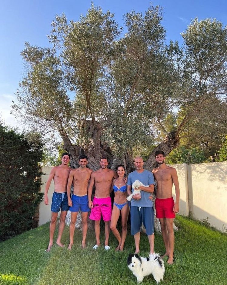 Vợ chồng HLV Zidane có 4 con trai đều đã lớn. Bốn chàng trai Enzo, Luca, Theo và Elyaz đều theo nghiệp cầu thủ của bố. Trong 4 con, cậu hai Luca làm thủ môn, còn các anh em đều chơi ở vị trí tiền vệ giống bố ngày trẻ.