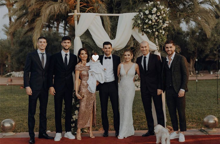 Vợ chồng Zidane đã có cháu nội khi vợ chồng cậu cả Enzo sinh bé gái đầu lòng Sia tháng 5/2022..