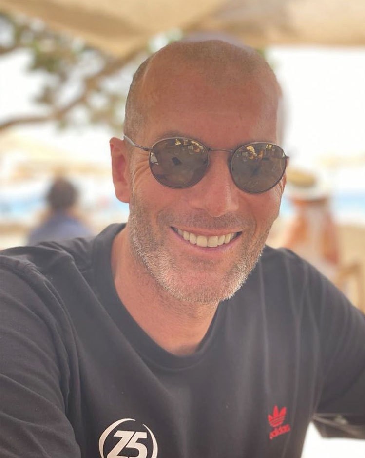 HLV Zidane sinh năm 1972, là tên tuổi bóng đá lừng danh người Pháp. Trưởng thành từ màu áo đội trẻ Cannes, cựu tiền vệ 51 tuổi sang Bordeaux rồi thăng hoa tại Juventus và Real. Trong sự nghiệp cầu thủ, anh giành một danh hiệu Champions League và hai lần là Á quân. HLV Zidane cùng tuyển Pháp vô địch thế giới 1998, Á quân World Cup 2006 và đăng quang Euro 2000. Sự nghiệp cầu thủ vinh quang, Zizou cũng là HLV xuất sắc khi dẫn dắt Real 3 lần liên tiếp vô địch Champions League, hai La Liga và hai Siêu Cup Tây Ban Nha. 