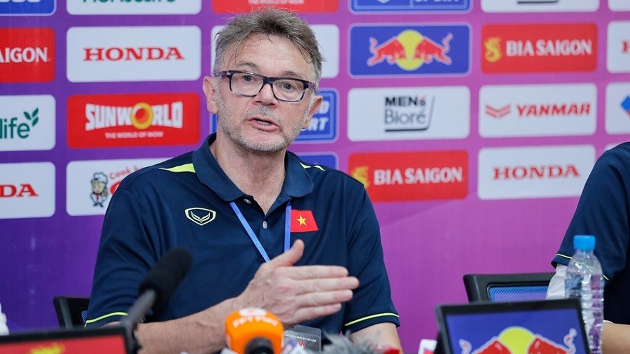 HLV Philippe Troussier đang sở hữu tất cả các cầu thủ xuất sắc nhất của tuyển Việt Nam