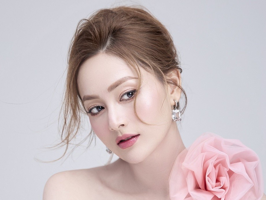Gia đình mình vui bất thình lình: Diễn viên Lan Phương thực hiện bộ ảnh thời trang sang trọng và quyến rũ