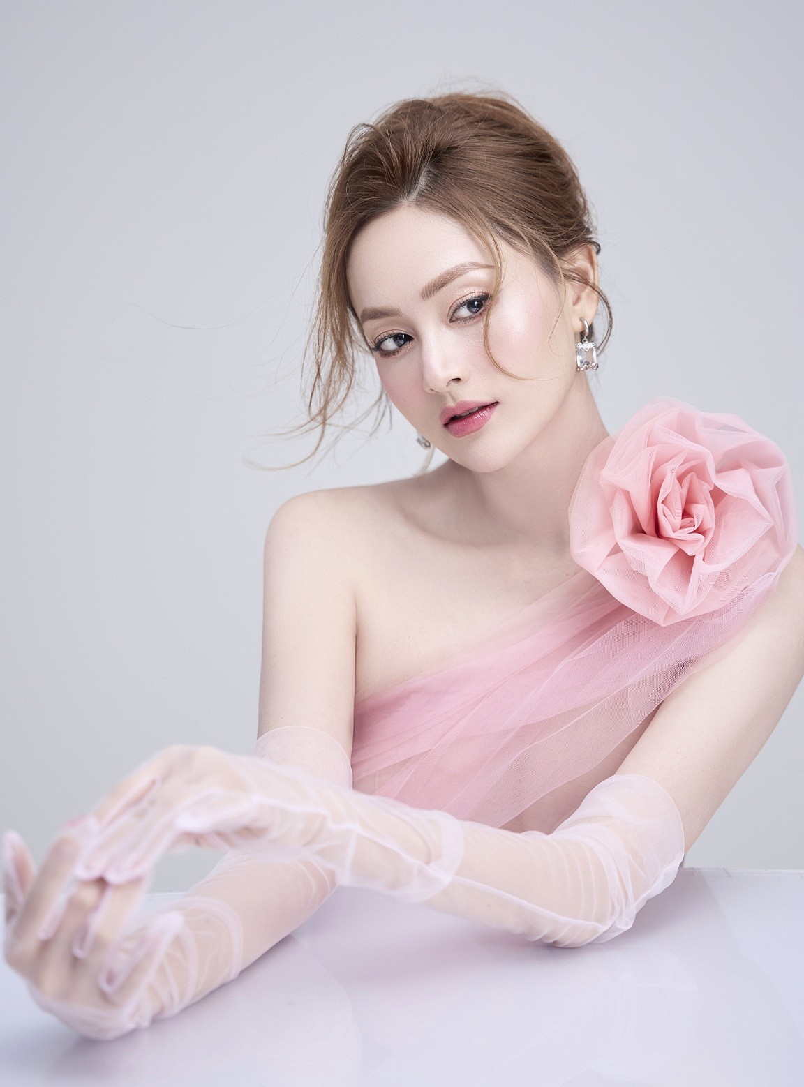 Gia đình mình vui bất thình lình: Diễn viên Lan Phương thực hiện bộ ảnh thời trang sang trọng và quyến rũ