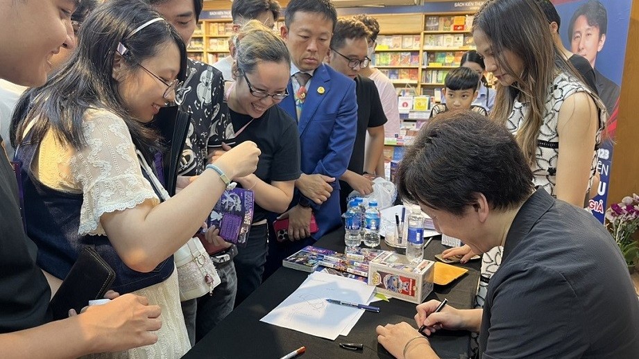 Người hâm mộ xếp hàng dài xin chữ ký tác giả, họa sỹ nổi tiếng Akira Ito