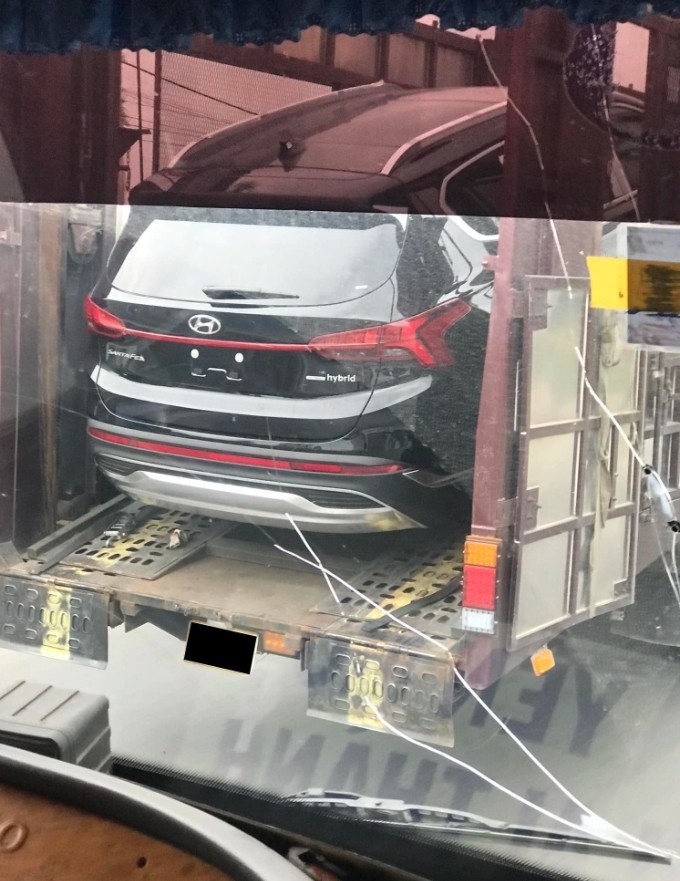 Hyundai Santa Fe hybrid lộ diện lần đầu tại Việt Nam cuối tháng 12 năm ngoái.