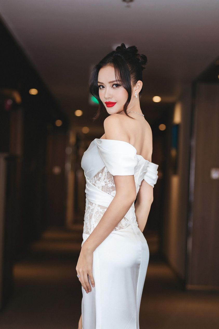 Hoa hậu Khánh Vân đọ dáng cùng Hoa hậu Ngọc Châu