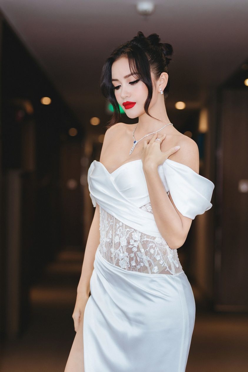 Hoa hậu Khánh Vân đọ dáng cùng Hoa hậu Ngọc Châu