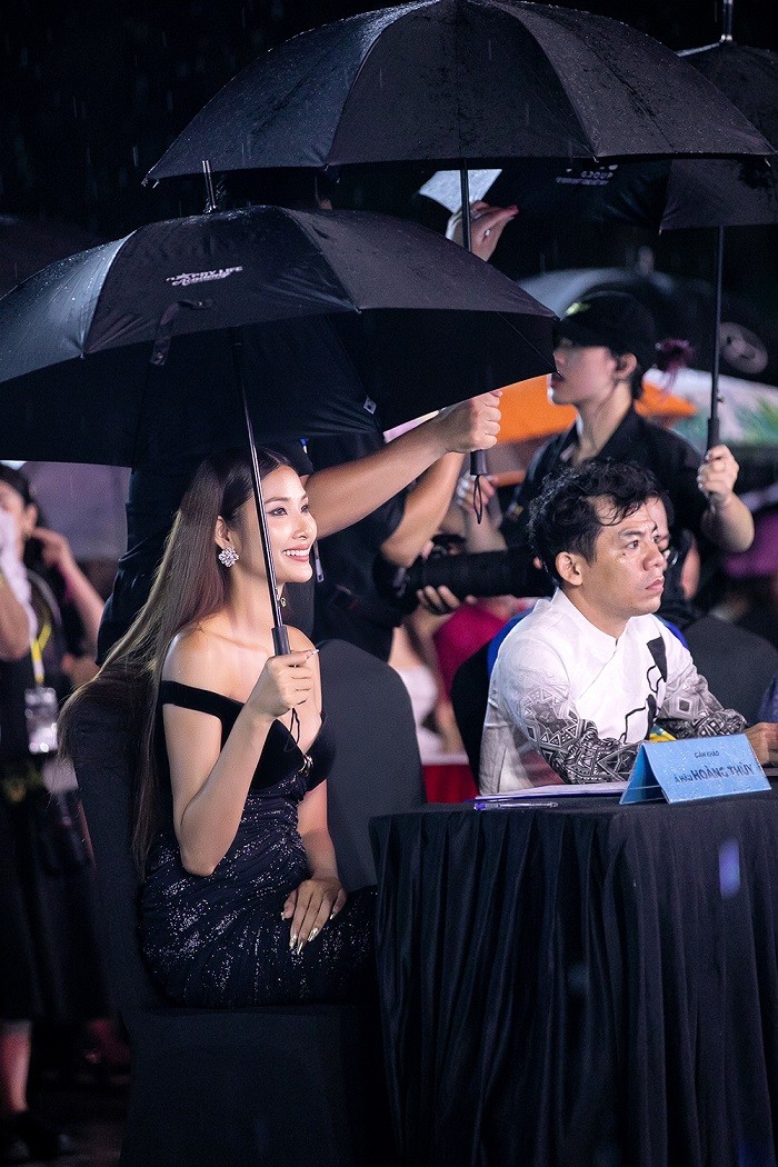 Á hậu Hoàng Thùy