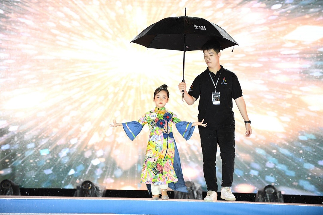 Á hậu Hoàng Thùy