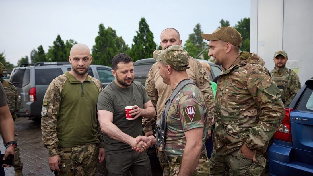 Tình hình Ukraine: Ông Zelensky bất ngờ tới miền Đông, quan chức Kiev đề xuất táo bạo