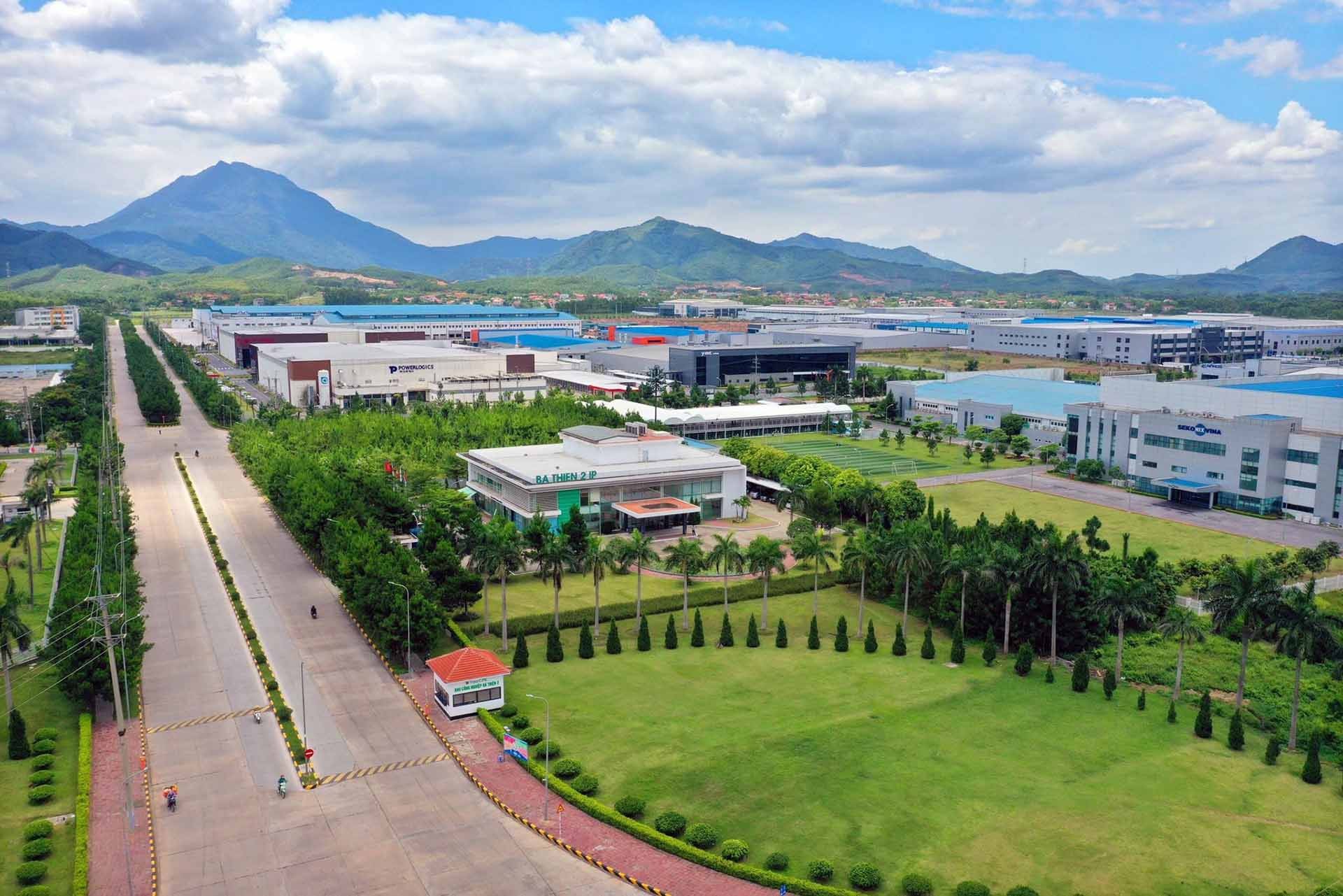 Hệ thống cây xanh tạo một môi trường công nghiệp xanh-sạch-đẹp thân thiện môi trường.