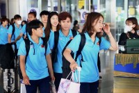 VFF và người hâm mộ chào đón thầy trò đội tuyển nữ Việt Nam tại sân bay Nội Bài