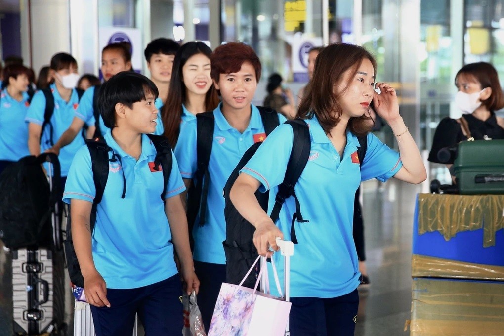 VFF và người hâm mộ chào đón thầy trò đội tuyển nữ Việt Nam tại sân bay Nội Bài VFF và người hâm mộ chào đón thầy trò đội tuyển nữ Việt Nam tại sân bay Nội Bài