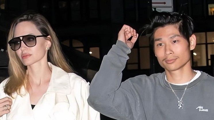 Mỹ: Pax Thiên cùng mẹ Angelina Jolie và 2 em dạo chơi New York