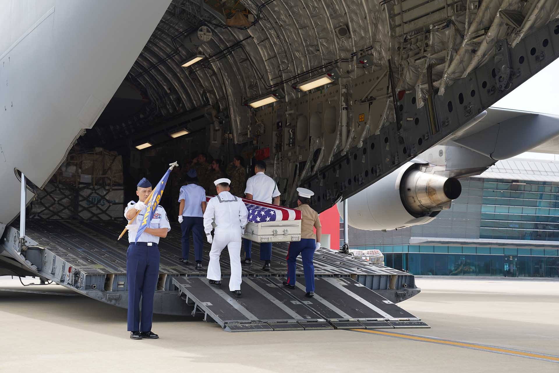 Lễ hồi hương hài cốt quân nhân Hoa Kỳ mất tích trong chiến tranh ở Việt Nam diễn ra tại sân bay Quốc tế Đà Nẵng.