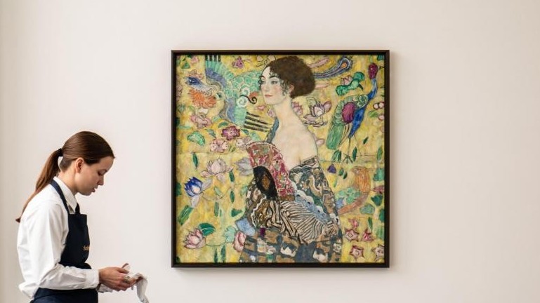 Anh: Bức tranh khắc họa chân dung người phụ nữ được bán giá kỷ lục 2.555 tỷ đồng