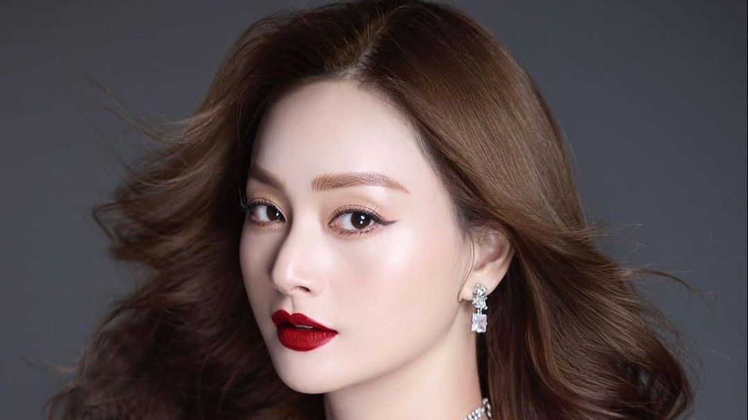 Vẻ đẹp sắc sảo cùng vóc dáng gợi cảm của diễn viên Lan Phương