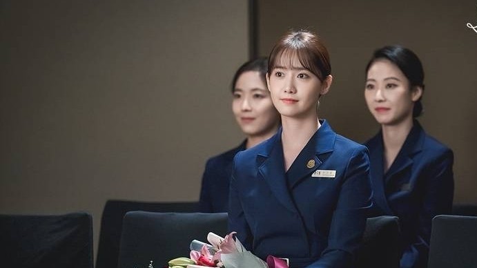 Phim Khách sạn vương giả: YoonA tỏa sáng với gu thời trang công sở tối giản nhưng thời thượng
