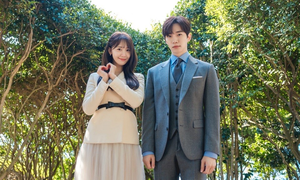 Cô cũng chuộng blazer phối với chân váy dài. 