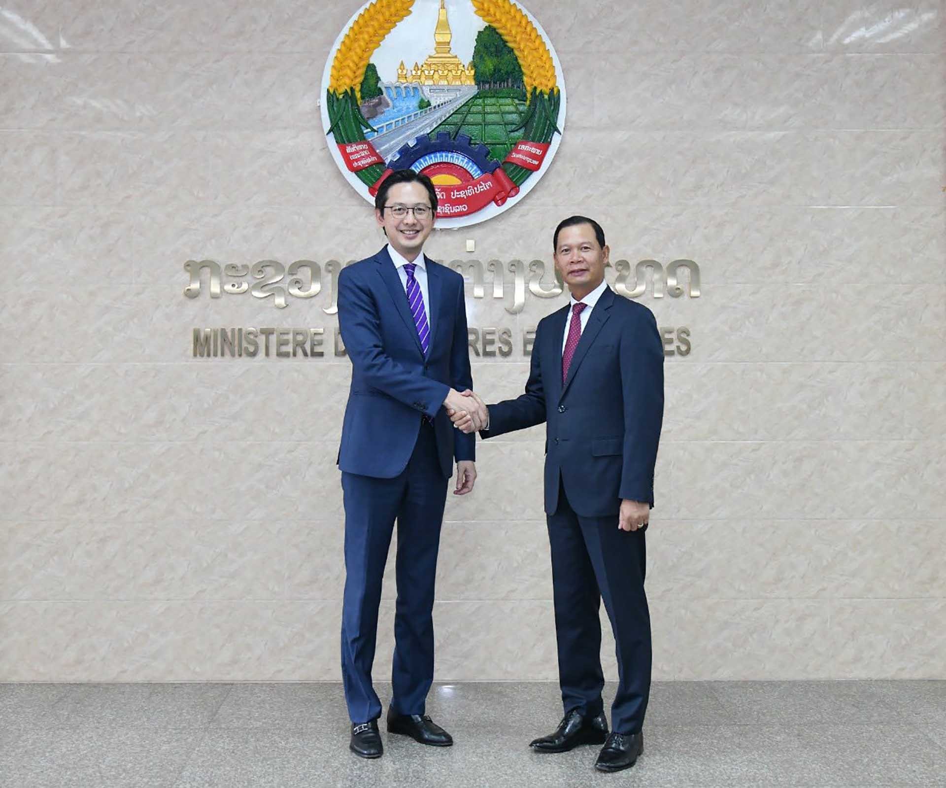 Thứ trưởng Ngoại giao Việt Nam Đỗ Hùng Việt và Thứ trưởng Ngoại giao Lào Phoxay Khaykhamphithoune.