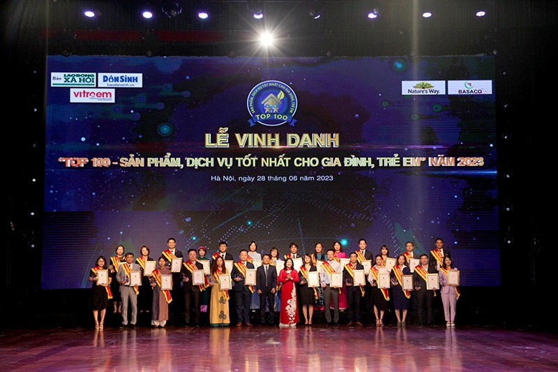 Vinh danh 'Top 100 - Sản phẩm, dịch vụ tốt nhất cho gia đình, trẻ em' năm 2023 Vinh danh 'Top 100 - Sản phẩm, dịch vụ tốt nhất cho gia đình, trẻ em' năm 2023